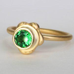 A 18k yellow gold full frontal product photograph of the green garnet mini pop designer ring. This beautiful tsavorite gemstone is featured in Ezzykaia’s new fine jewelry series and is made locally in New York City
