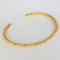 an18 karat gold bracelet for full-figured women.This designer yellow gold 18K bracelet is made locally in New York City and can be worn as a single bracelet as shown or as a stackable bracelet. This Contemporary Fine Jewelry is apart of Ezzykaia’sonline jewelry shopping website.